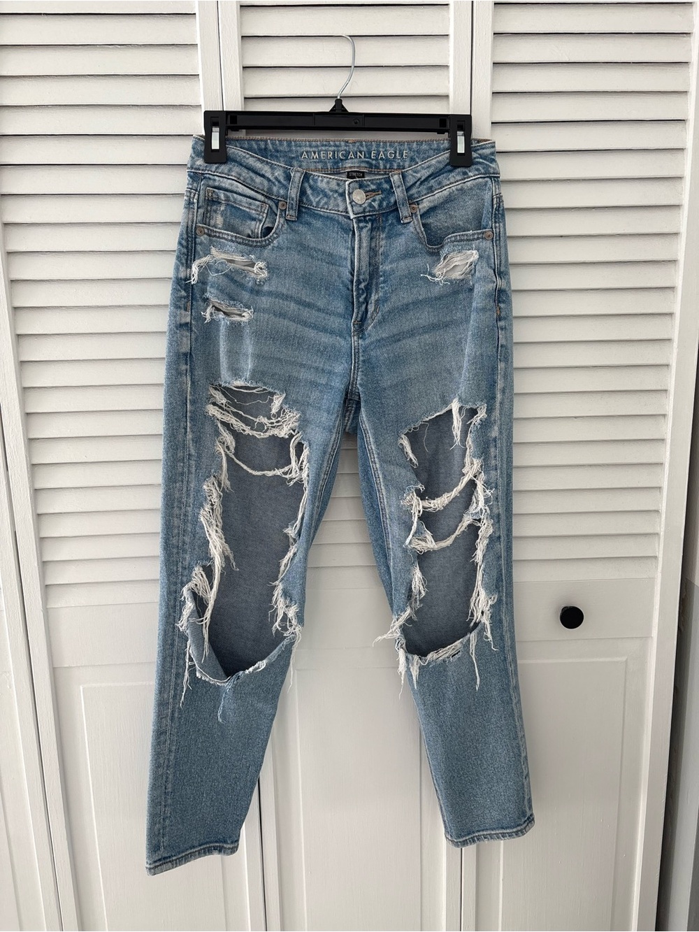 American Eagle Outfitters Distressed Light Blue Boyfriend Jeans Size 2 Short